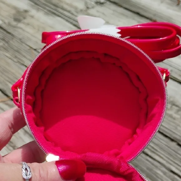 giveaway Marc Jacobs New Red Round Crossbody Bag with Mirror & 6 Makeup Products - Picture 6 of 7